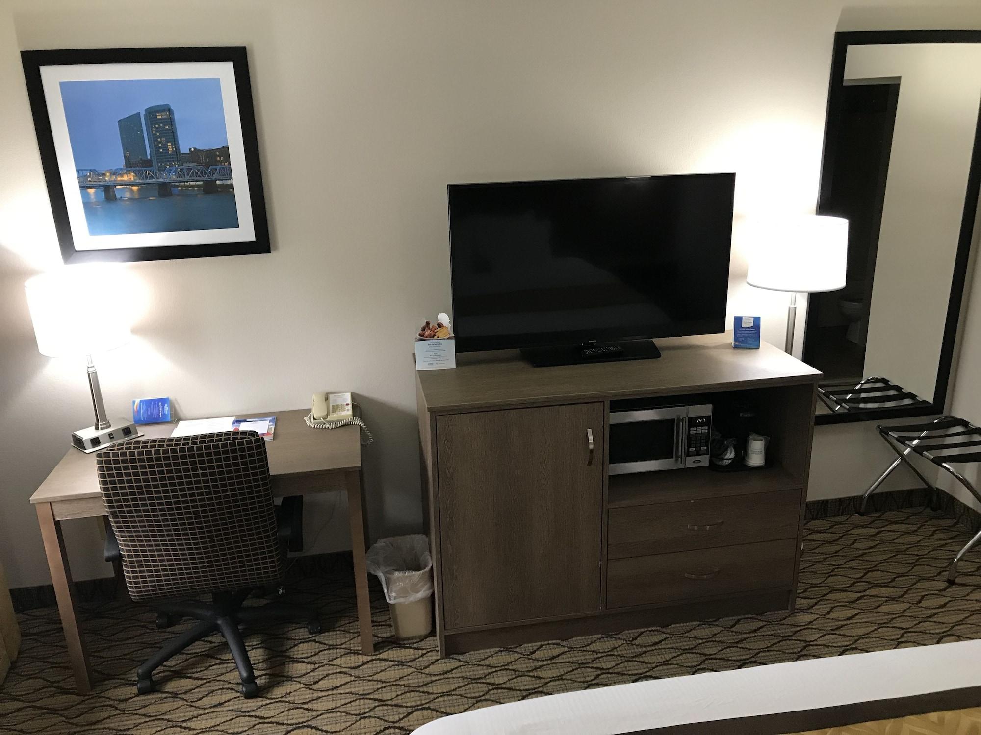 Baymont By Wyndham Grand Rapids Airport Hotel Cascade Exterior photo